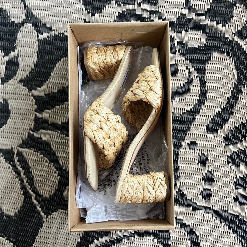 worn once steve madden laveda sandals. size 8.